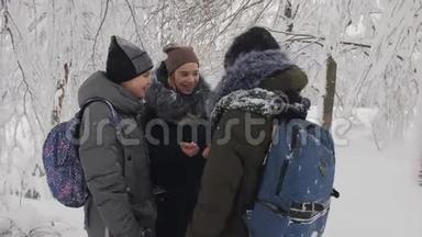 高中女孩放学后在学校附近的一条下雪的街道上聊天。